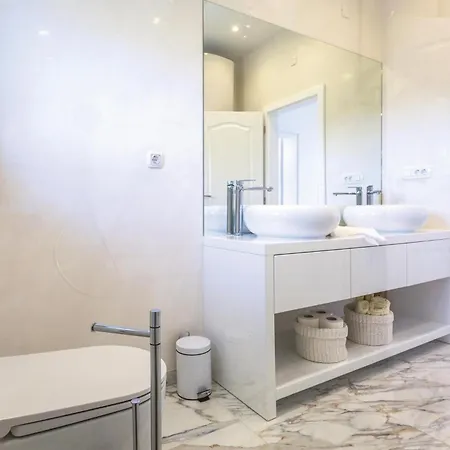 Six-bedroom In Glavina Donja Hébergement de vacances