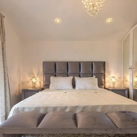 Six-bedroom In Glavina Donja Hébergement de vacances