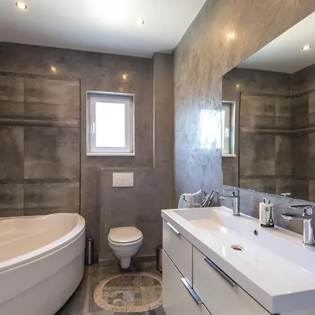 Six-bedroom In Glavina Donja Hébergement de vacances *