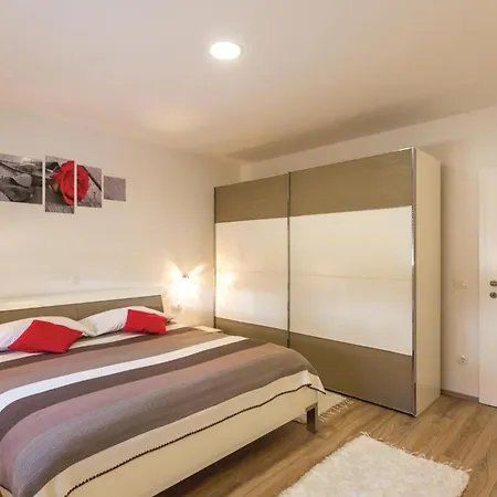 Six-bedroom In Glavina Donja Hébergement de vacances