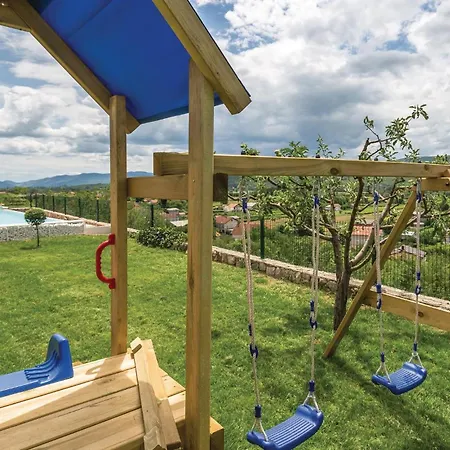 Six-bedroom In Glavina Donja Hébergement de vacances Glavina Donja