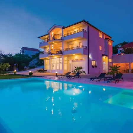 Six-bedroom In Glavina Donja Hébergement de vacances