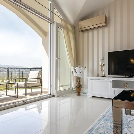 Six-bedroom In Glavina Donja Hébergement de vacances *