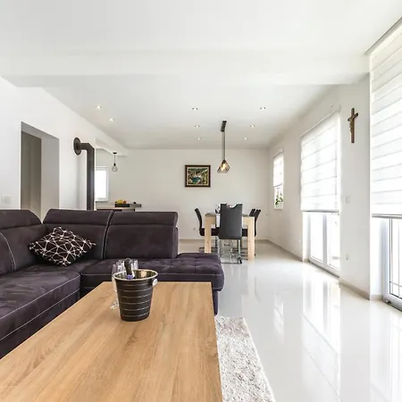 Hébergement de vacances Six-bedroom In Glavina Donja *