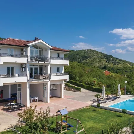 Hébergement de vacances Six-bedroom In Glavina Donja