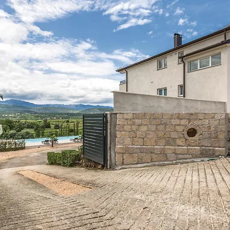 Six-bedroom In Glavina Donja Hébergement de vacances *