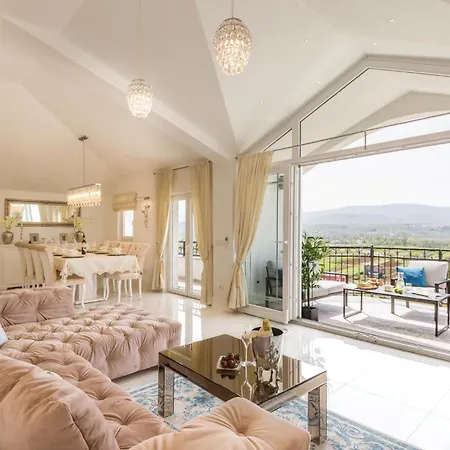 Six-bedroom In Glavina Donja Hébergement de vacances *