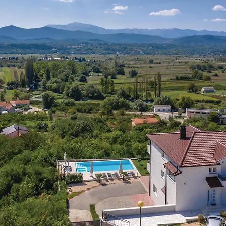 Six-bedroom In Glavina Donja Hébergement de vacances Glavina Donja